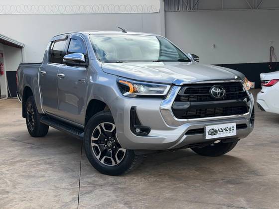 TOYOTA HILUX 2.8 D-4D TURBO DIESEL CD SRX 4X4 AUTOMÁTICO TOYOTA HILUX 2.8 D-4D TURBO DIESEL CD SRX 4X4 AUTOMÁTICO
